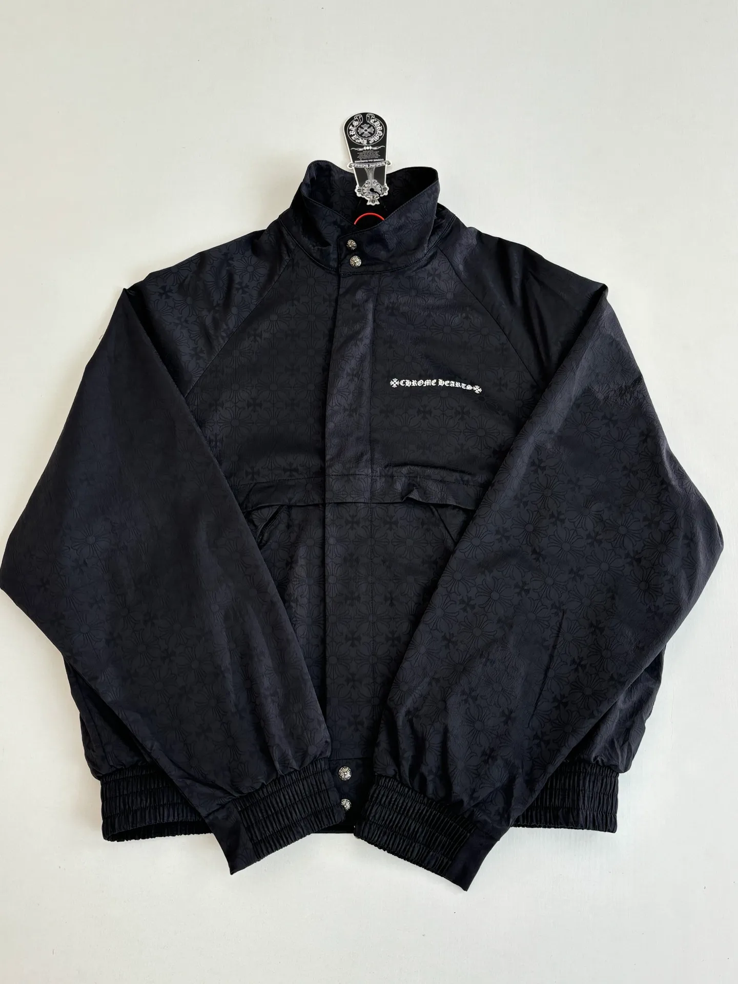 P650 Chrome Hearts*/Chrome Hearts 25Fw new all-over printed dark pattern zipper jacket Customized phantom floral silk woven fabric with excellent texture, comfortable and close to the skin, with obsidian black as the main tone, like star trails under the night, encountering the CH pattern covering the body, derived from the brand's profound cultural heritage, quietly emerging in a looming manner, dark pattern aesthetics, rebellious compatibility, low-key edge, full of recognition Interpretation of unparalleled fashion style, casual sophistication, making every touch a ceremonial experience. Process 1: Fabric jacquard technology. By weaving the full CH dark jacquard texture technology on the surface of the fabric, controlling the interweaving of warp and weft lines, precisely controlling the interweaving density and tension of the yarn to make it more three-dimensional. Process 2: Using glue printing. The printing has been modified three times with the film screen. Use glue liquid paint to print the pattern on the fabric. Bake the fabric to fix the printing pattern. Technique 3: Infrared positioning cutting machine. The precise positioning of materials is achieved through infrared emitters and infrared receivers. The accuracy can reach the micron level, thereby meeting the effect of high-precision cutting of alignment and striping. Process 4: The fabrics are washed and have a better hand feel and texture. They are not easy to deform, not easy to shrink, not easy to fade, and maintain long-term beauty. Size: S/M/L/XL